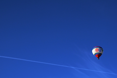 Das Balloon In Blue Sky Wallpaper 480x320