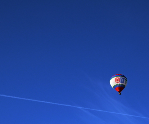 Das Balloon In Blue Sky Wallpaper 480x400