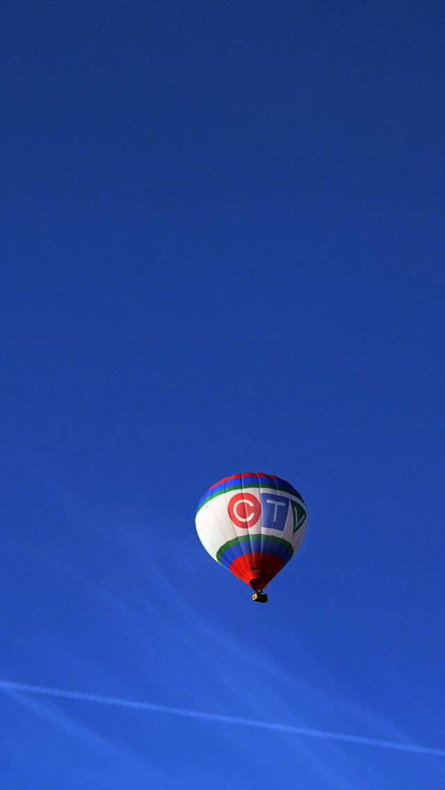 Fondo de pantalla Balloon In Blue Sky 640x1136