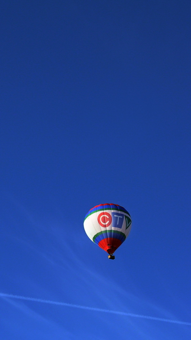 Das Balloon In Blue Sky Wallpaper 750x1334