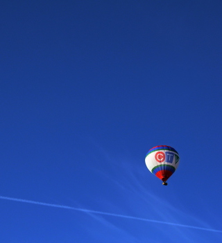 Balloon In Blue Sky - Obrázkek zdarma pro 208x208