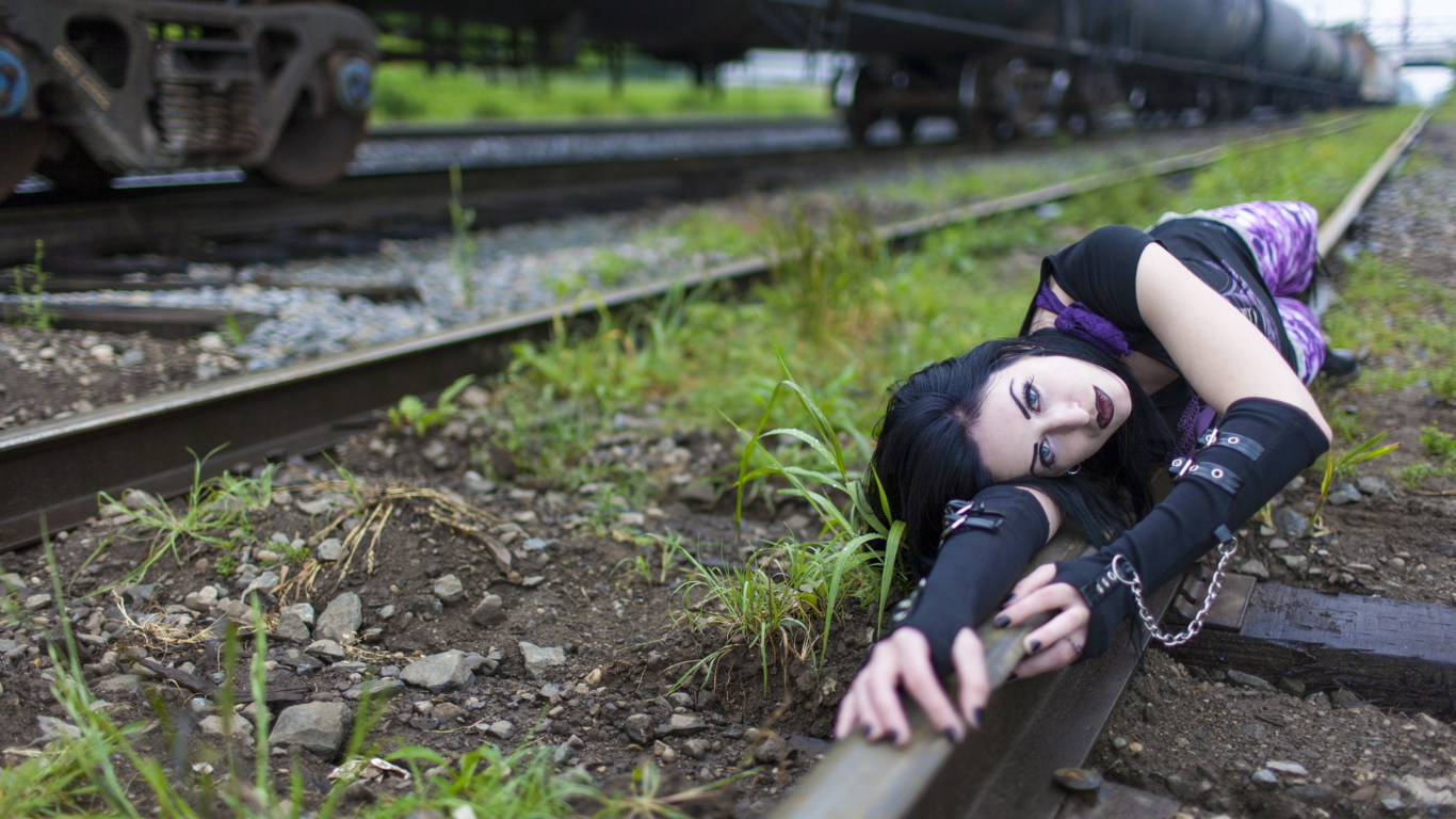 Sfondi Girl On Railroad 1366x768