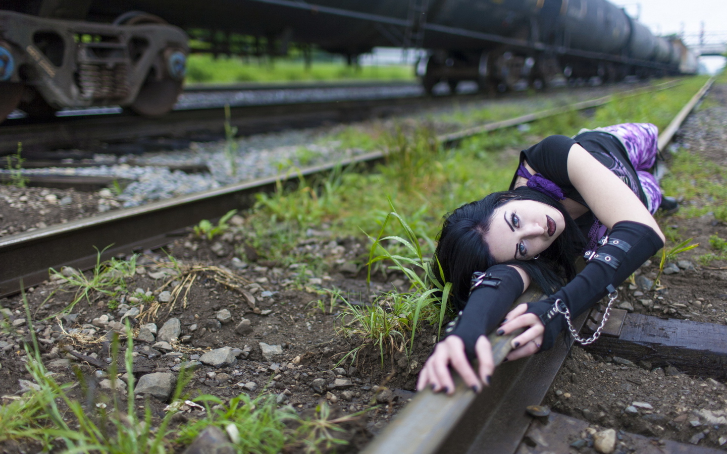 Fondo de pantalla Girl On Railroad 1440x900