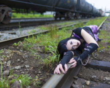 Fondo de pantalla Girl On Railroad 220x176