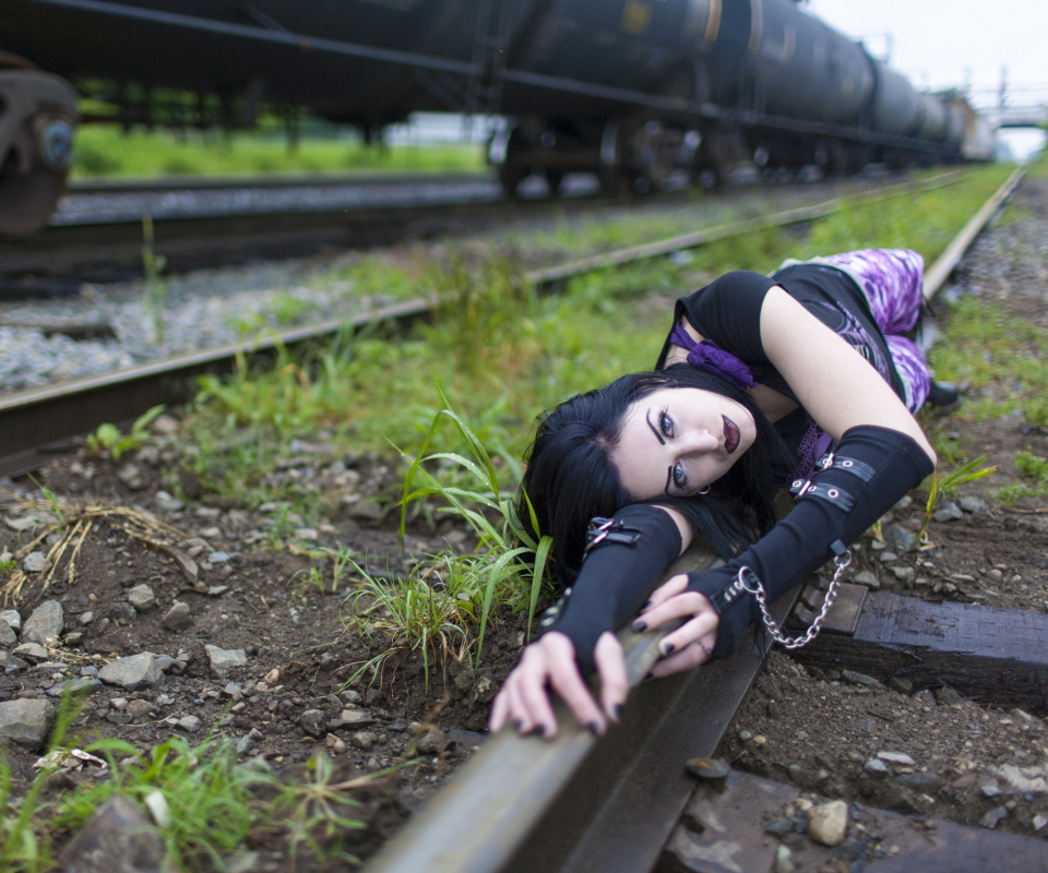 Sfondi Girl On Railroad 960x800