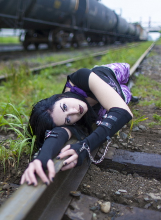 Girl On Railroad papel de parede para celular para Nokia X6