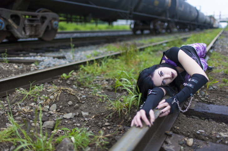 Girl On Railroad screenshot #1