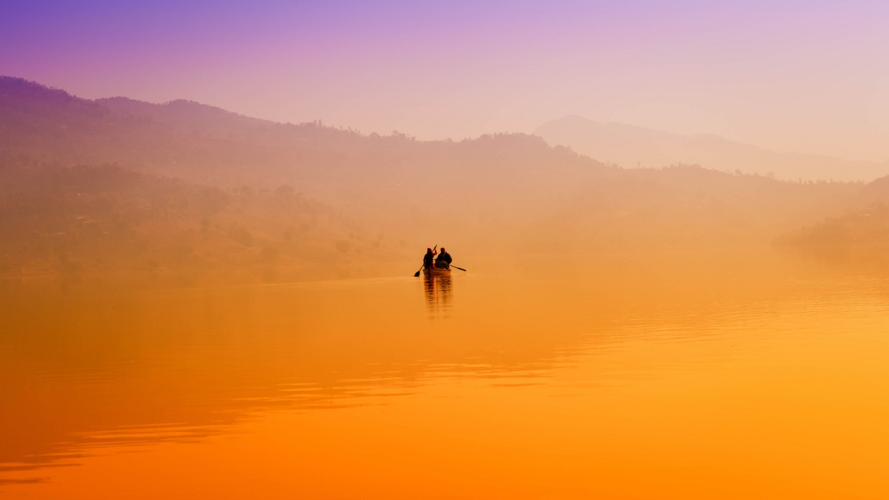 Foggy Lake And Lonely Boat screenshot #1 1280x720