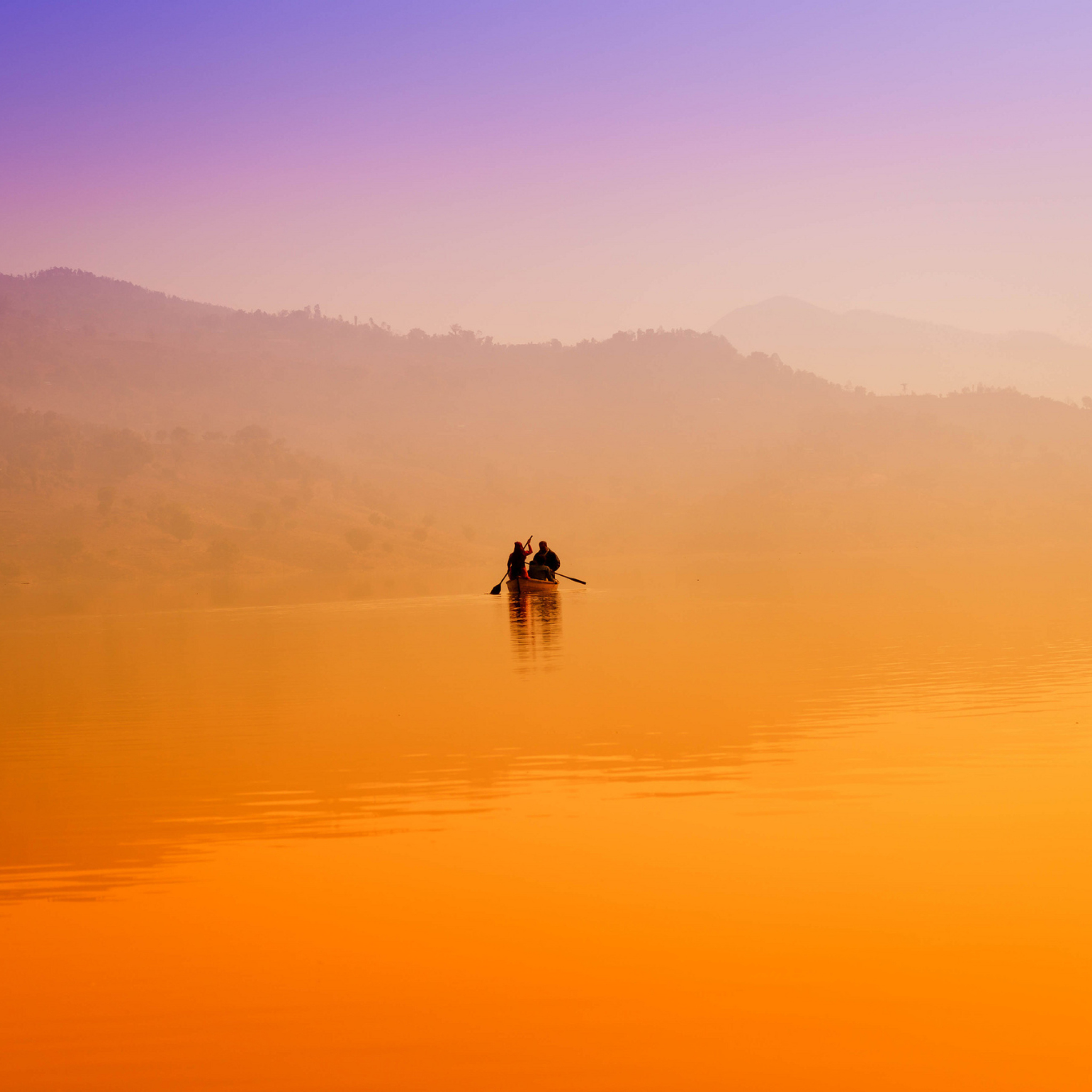 Fondo de pantalla Foggy Lake And Lonely Boat 2048x2048