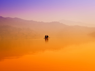 Das Foggy Lake And Lonely Boat Wallpaper 320x240