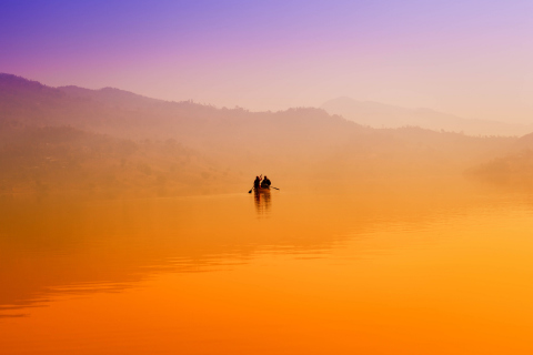Das Foggy Lake And Lonely Boat Wallpaper 480x320
