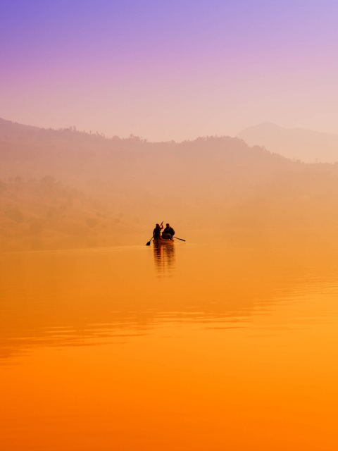 Das Foggy Lake And Lonely Boat Wallpaper 480x640
