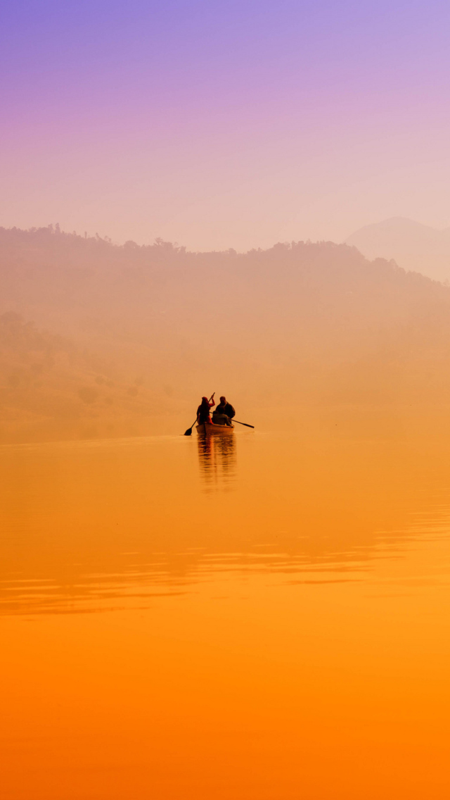 Das Foggy Lake And Lonely Boat Wallpaper 640x1136