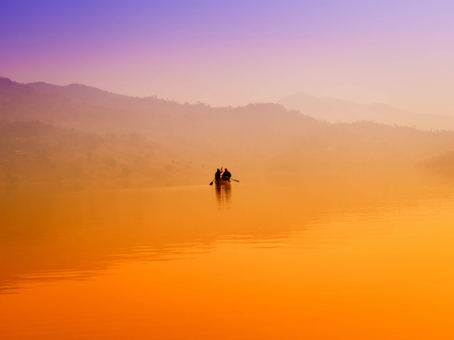 Das Foggy Lake And Lonely Boat Wallpaper 640x480