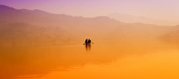 Das Foggy Lake And Lonely Boat Wallpaper 720x320