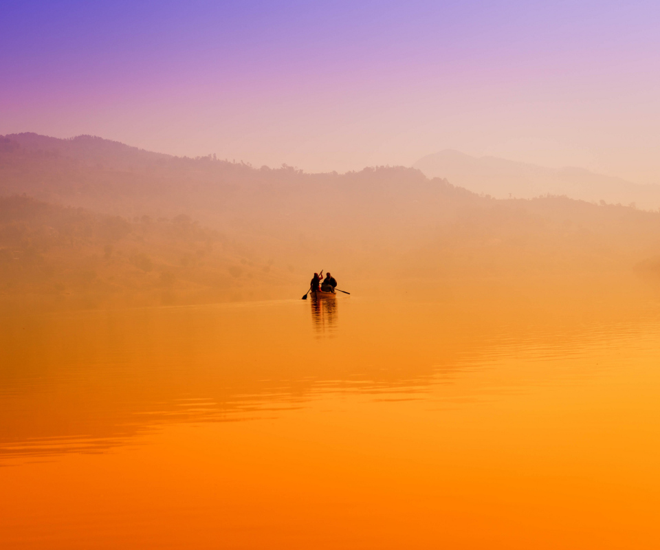 Das Foggy Lake And Lonely Boat Wallpaper 960x800