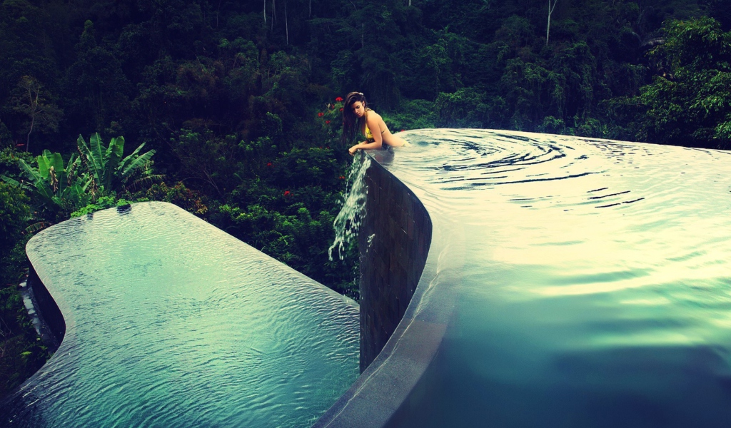 Sfondi Dreamy Pool In Tropical Paradise 1024x600