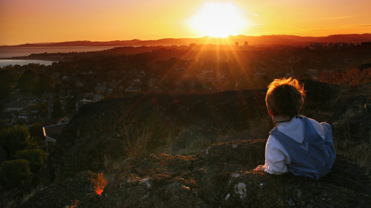 Обои Little Boy Looking At Sunset From Hill 1280x720