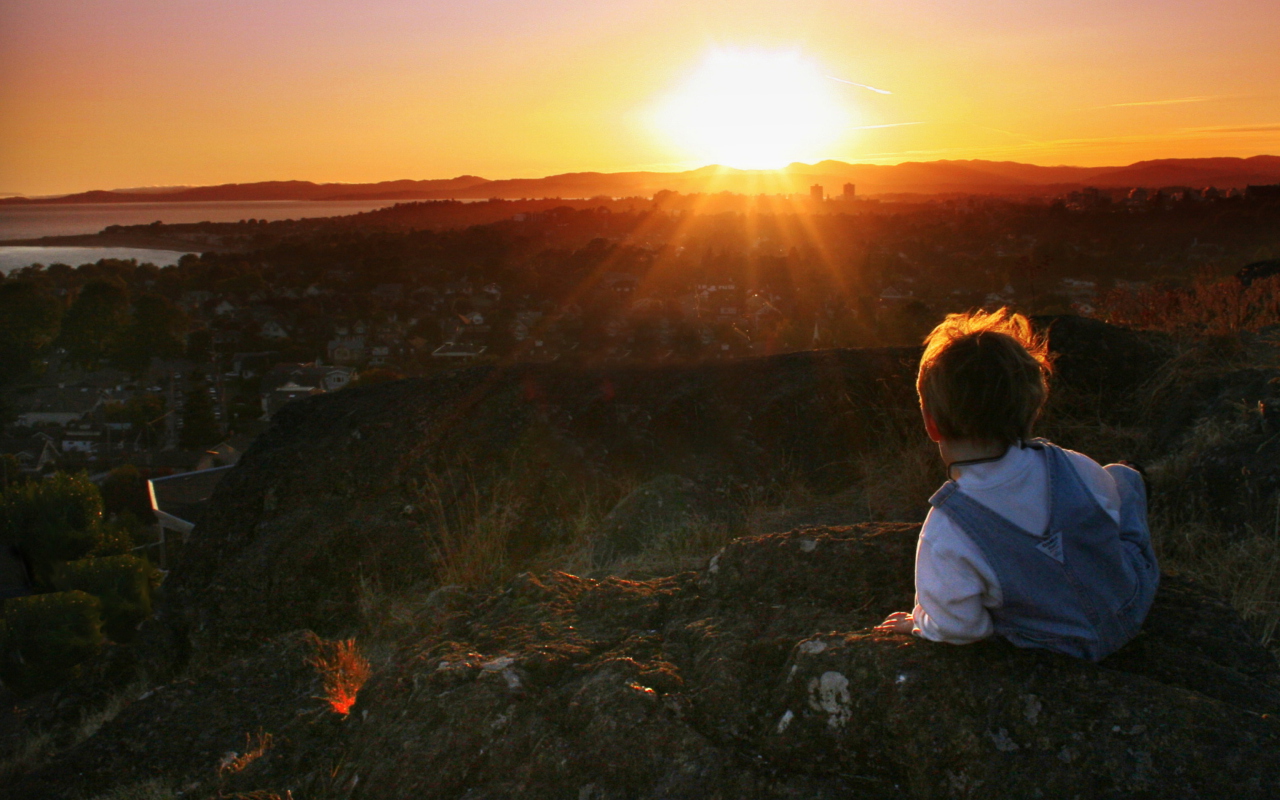 Обои Little Boy Looking At Sunset From Hill 1280x800