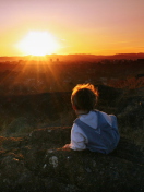 Fondo de pantalla Little Boy Looking At Sunset From Hill 132x176