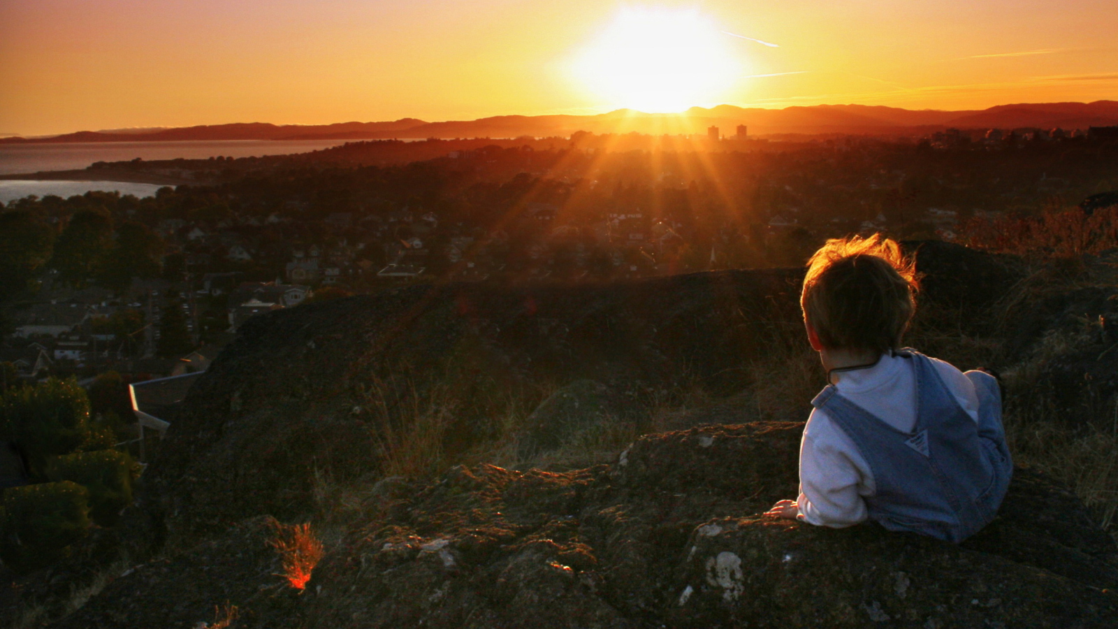 Обои Little Boy Looking At Sunset From Hill 1600x900