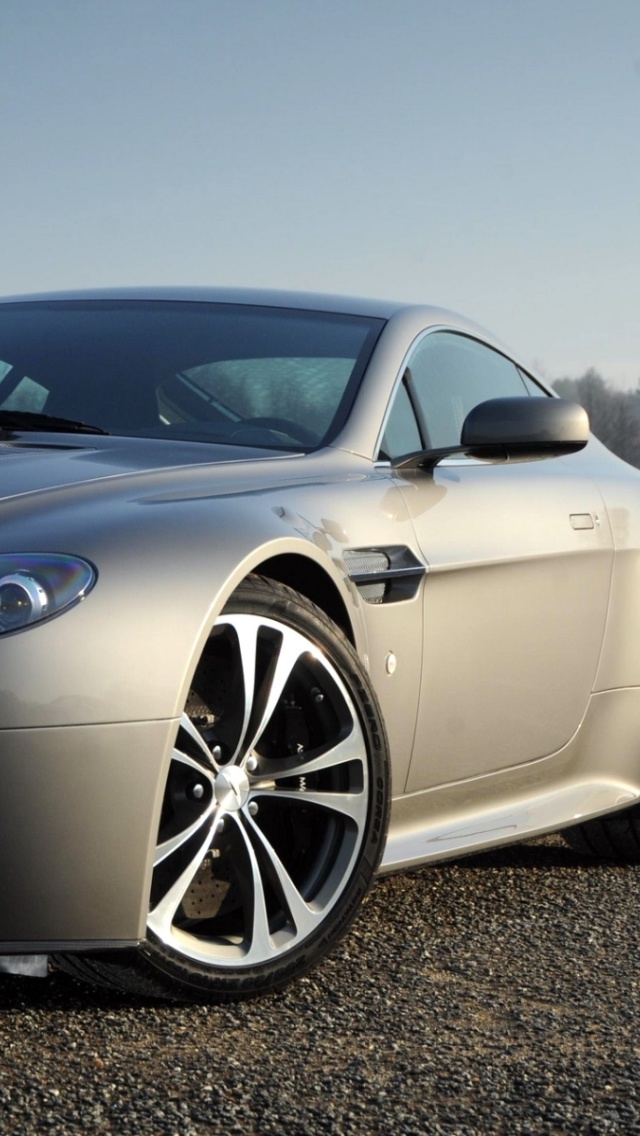 Aston Martin V8 Vantage screenshot #1 640x1136
