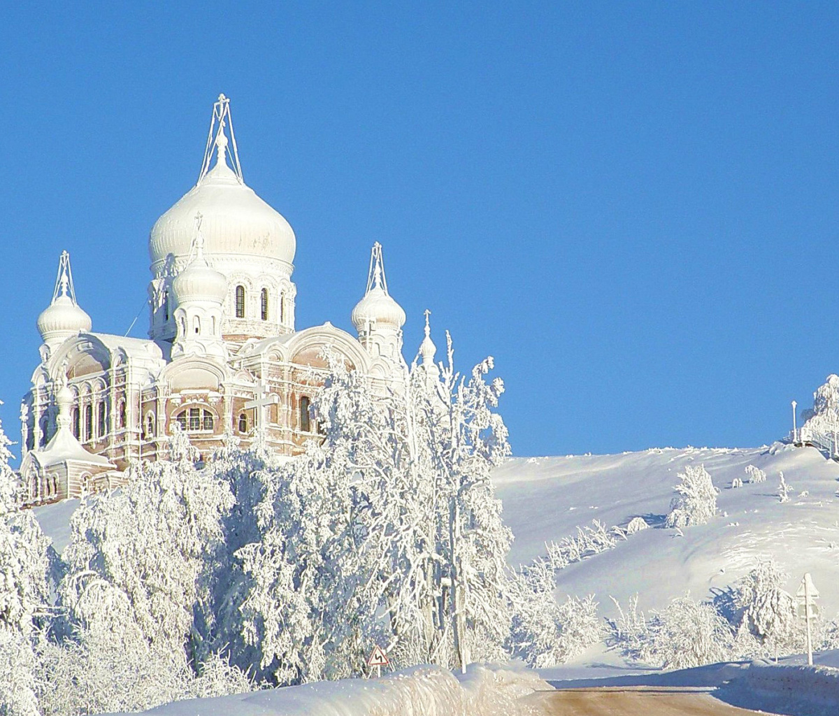 Sfondi Winter Church 1200x1024