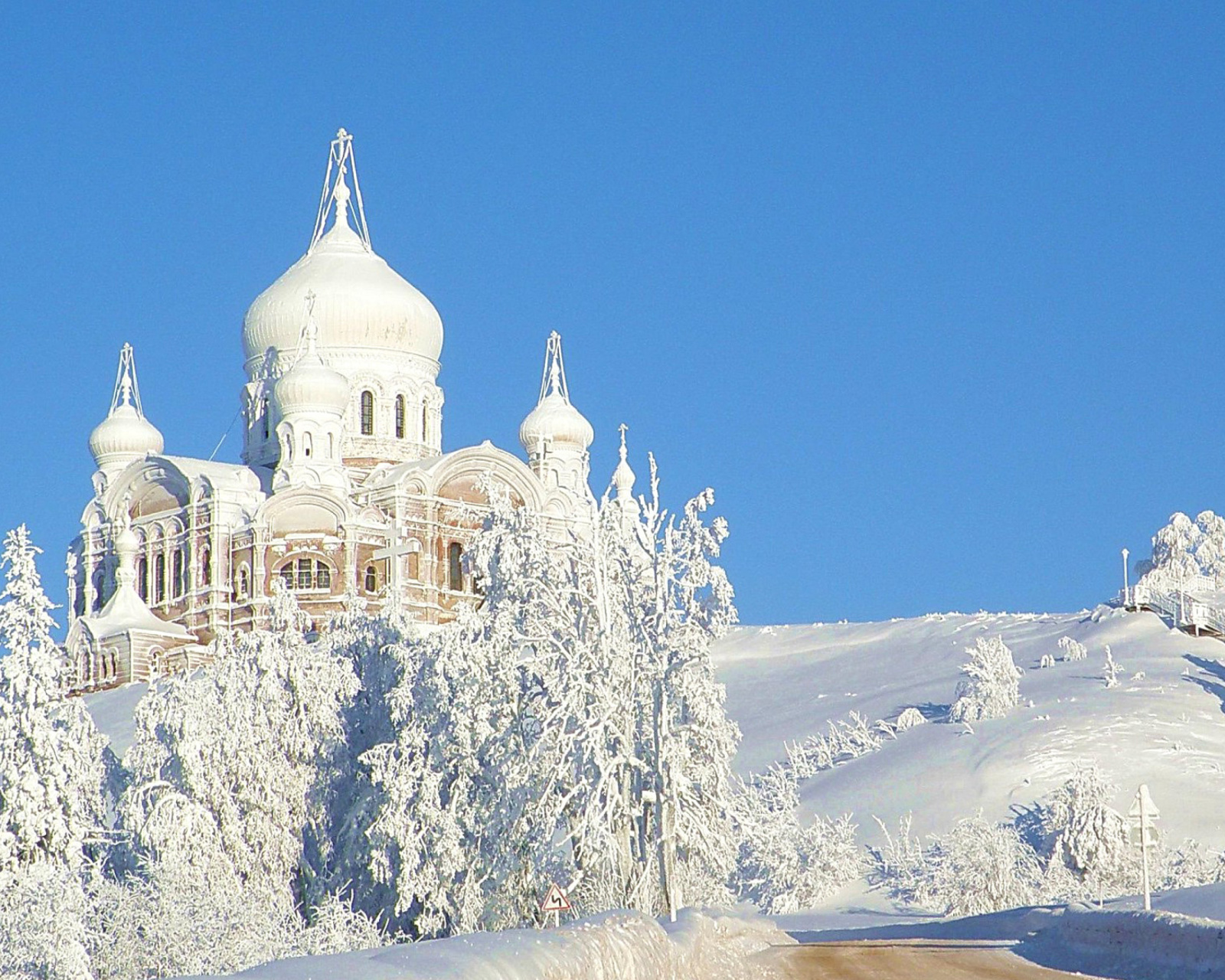 Fondo de pantalla Winter Church 1600x1280