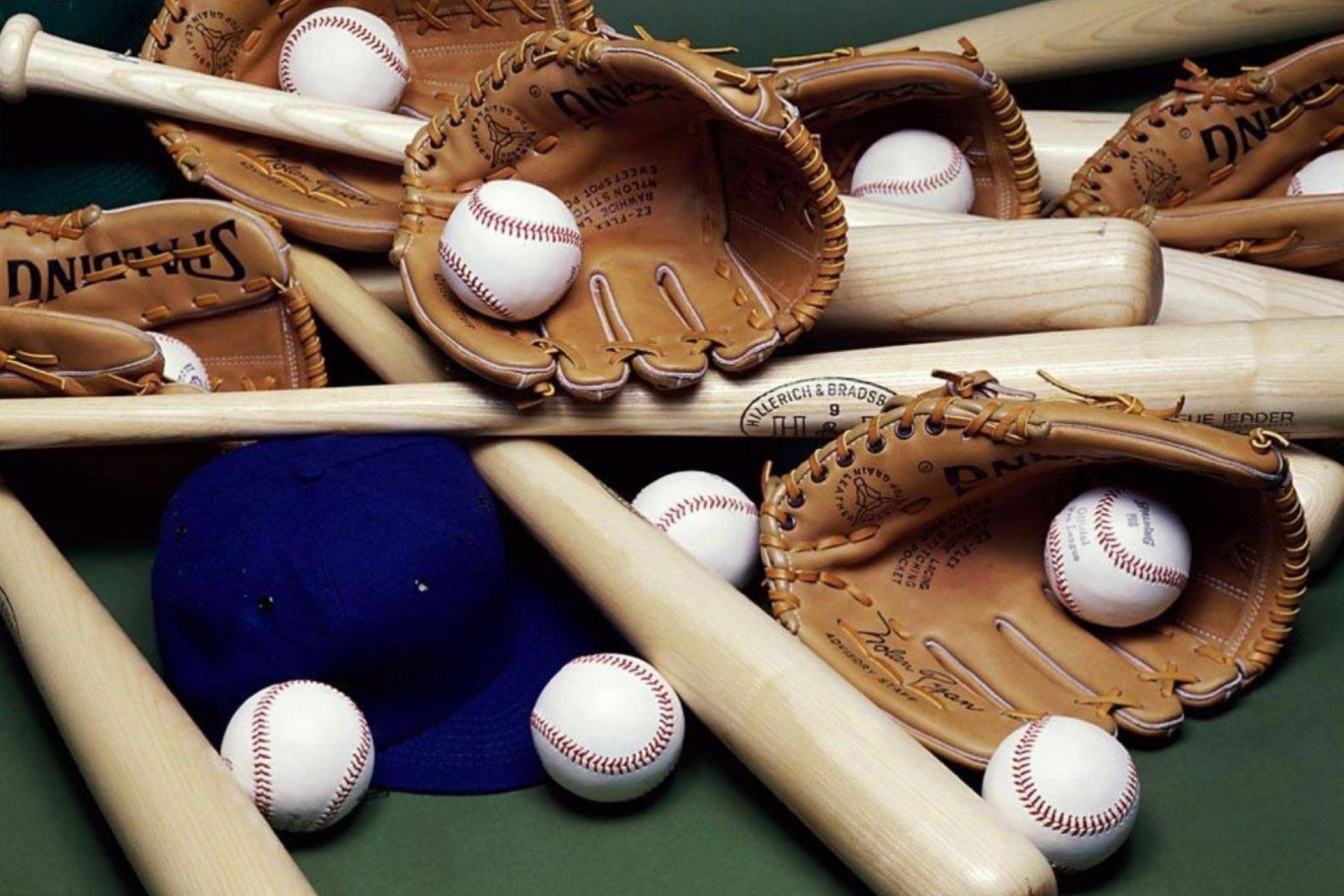 Das Baseball Bats And Balls Wallpaper 2880x1920