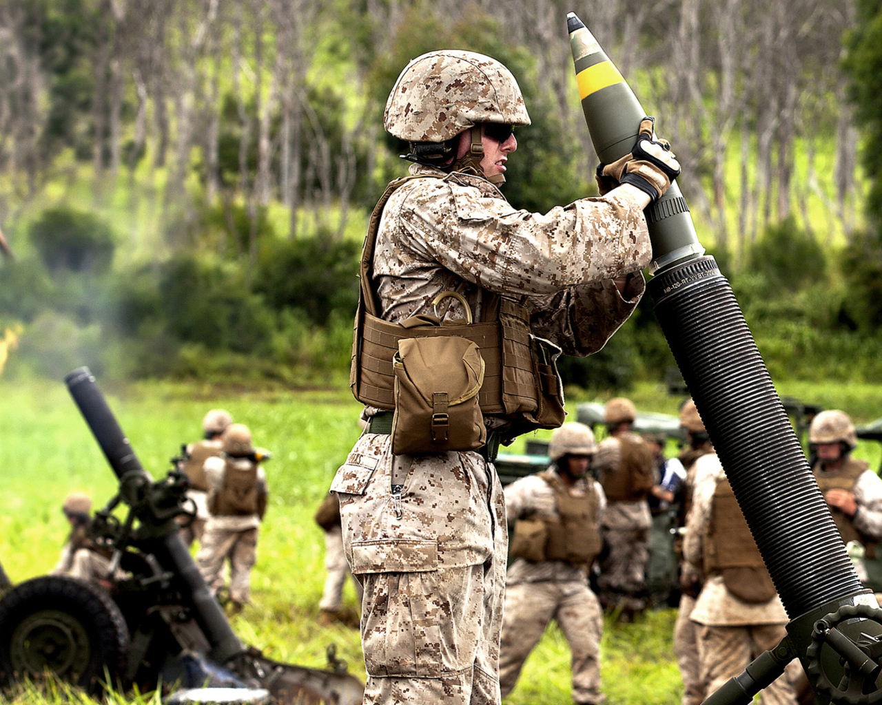 Fondo de pantalla Soldier With Mortar 1280x1024