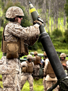 Fondo de pantalla Soldier With Mortar 240x320