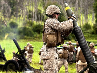 Das Soldier With Mortar Wallpaper 320x240