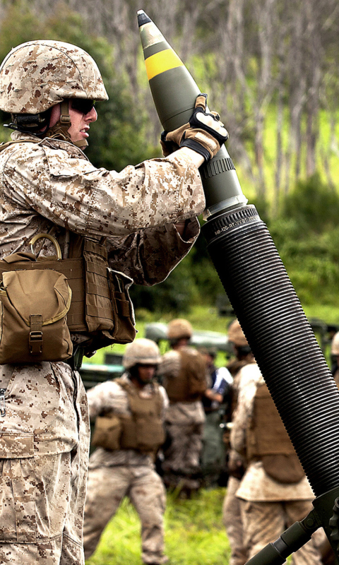 Fondo de pantalla Soldier With Mortar 480x800