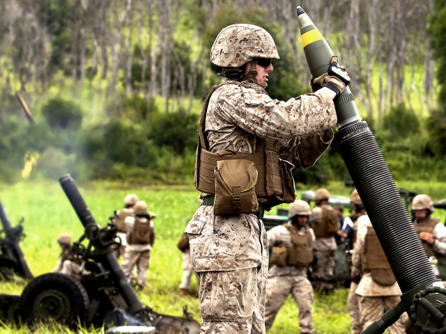 Fondo de pantalla Soldier With Mortar 640x480