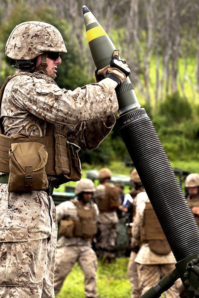 Обои Soldier With Mortar 640x960