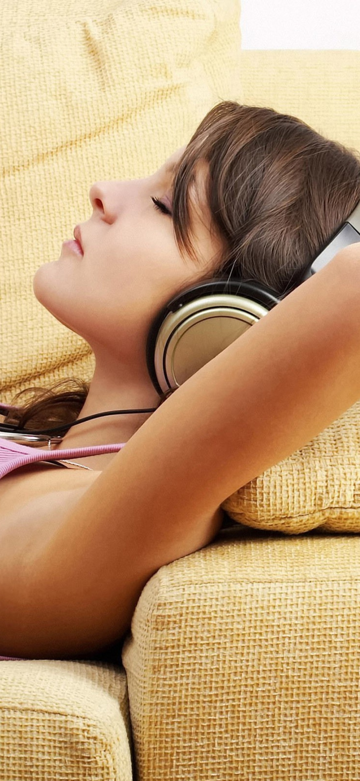 Das Relax in Headphones Wallpaper 1170x2532