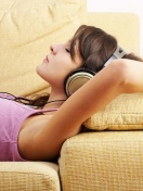Das Relax in Headphones Wallpaper 132x176