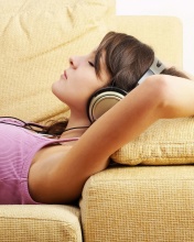 Das Relax in Headphones Wallpaper 176x220