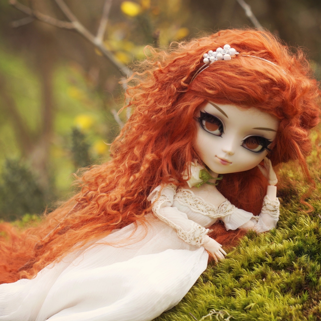 Обои Curly Redhead Doll 1024x1024