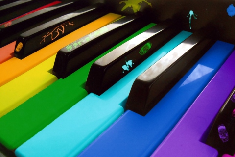 Обои Colorful Piano Keyboard 480x320