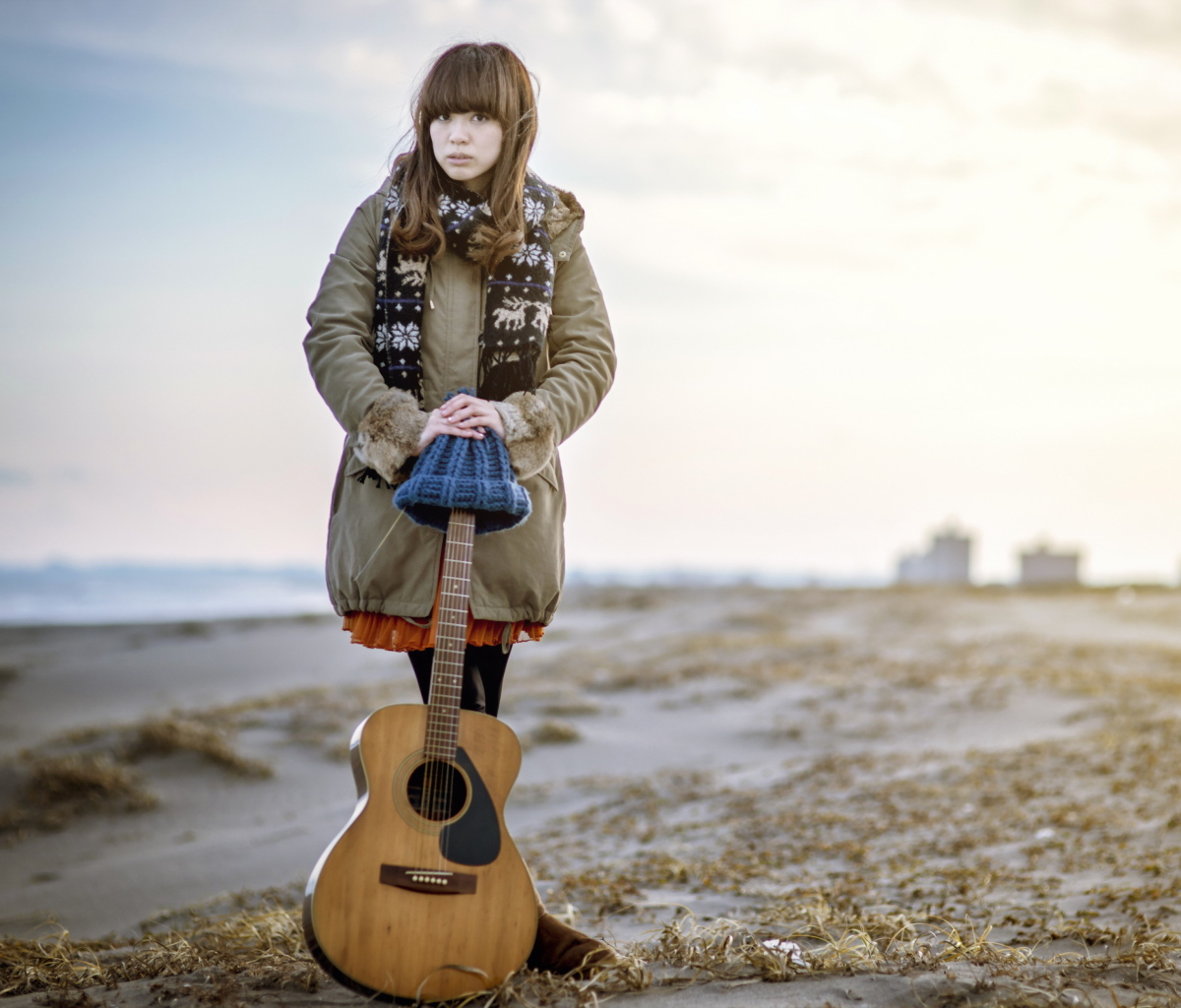 Das Asian Girl With Guitar Outside Wallpaper 1200x1024