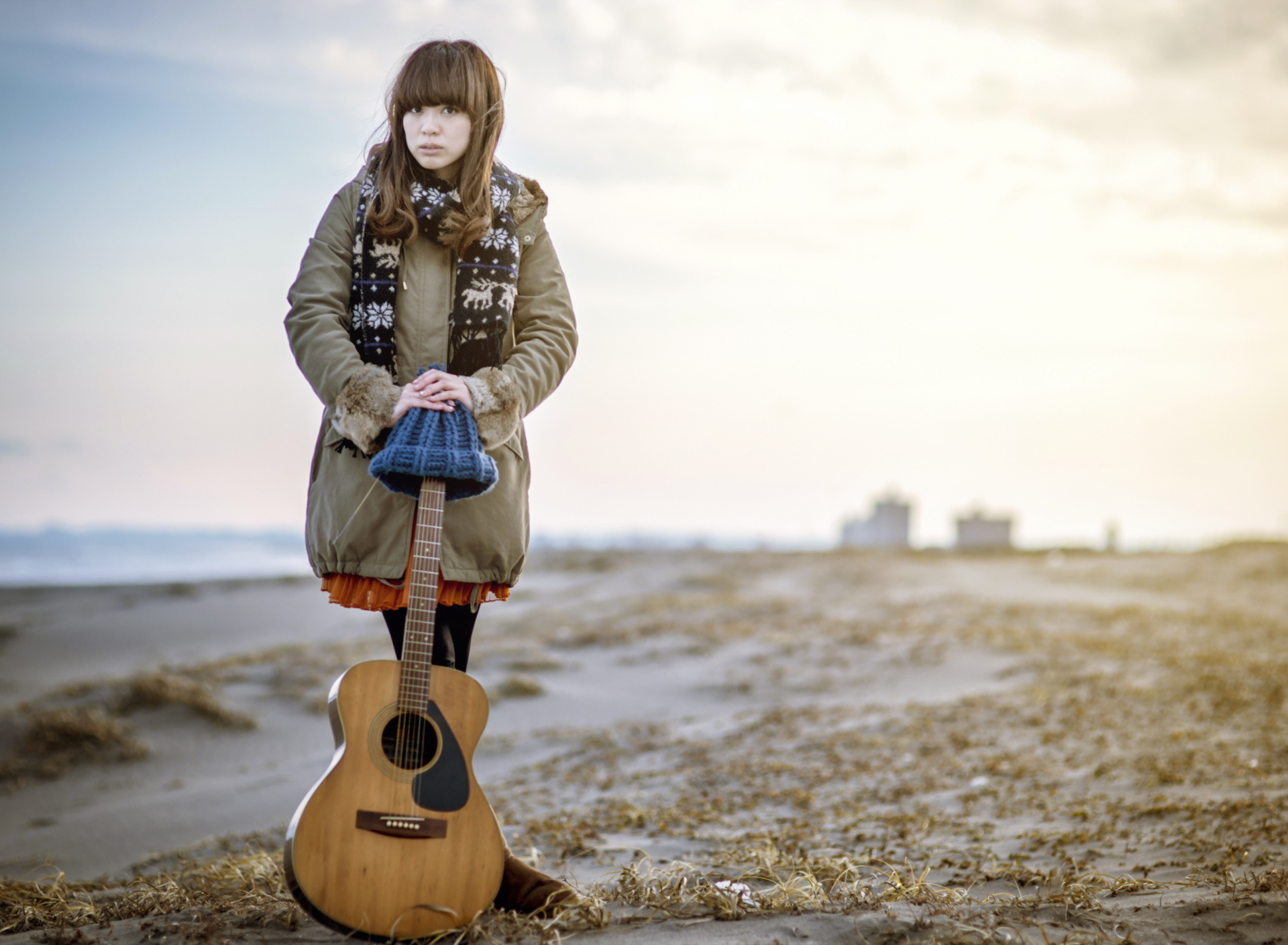 Das Asian Girl With Guitar Outside Wallpaper 1920x1408