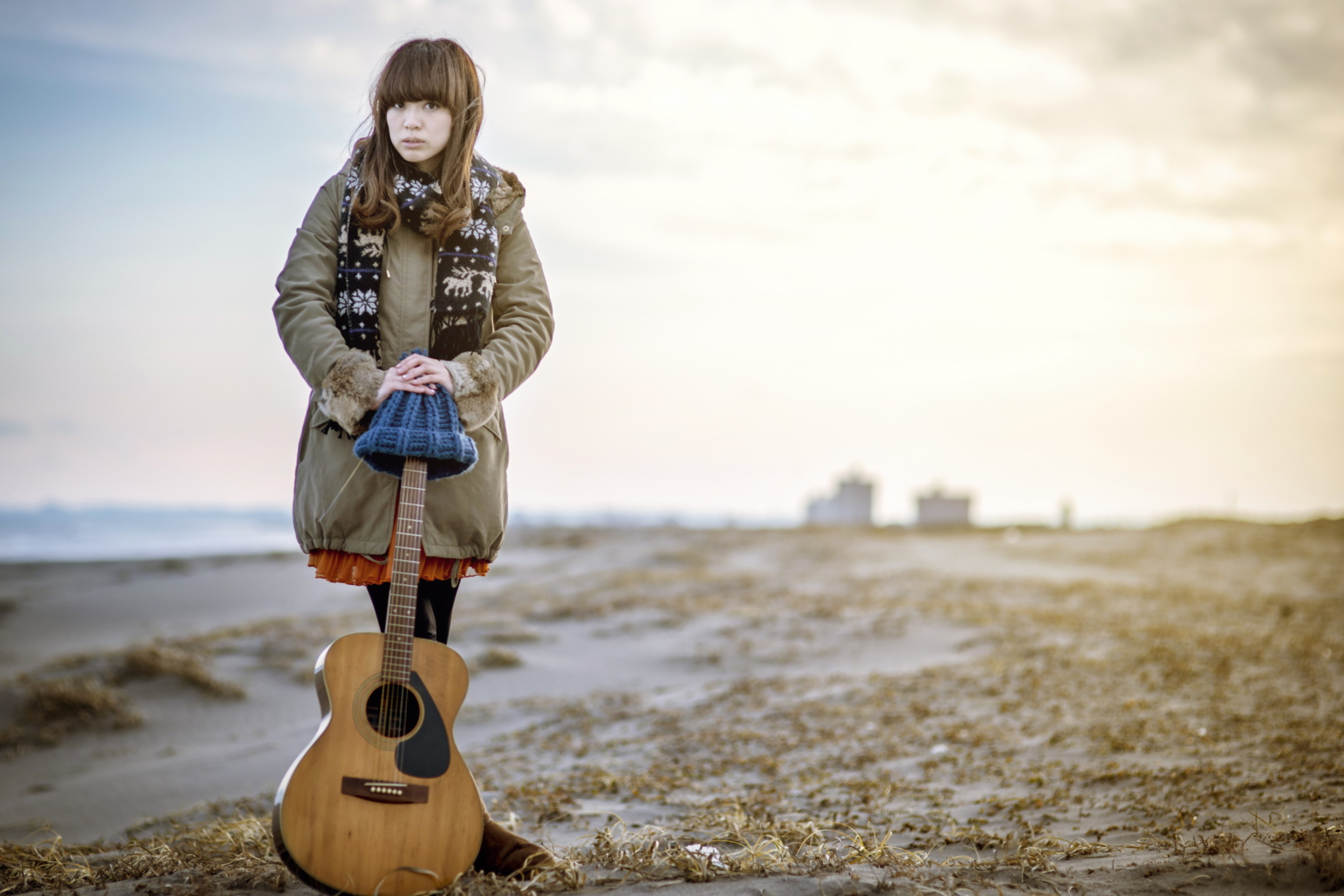 Das Asian Girl With Guitar Outside Wallpaper 2880x1920