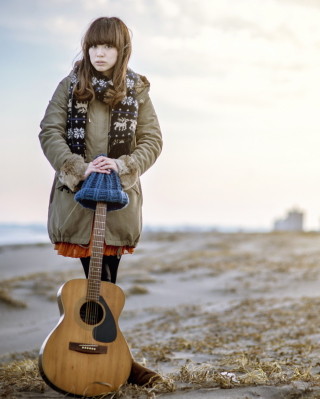 Kostenloses Asian Girl With Guitar Outside Wallpaper für 240x320