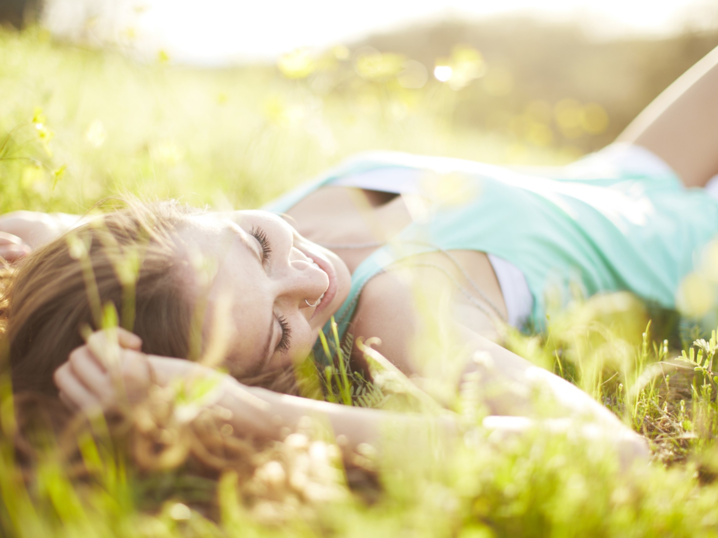 Sfondi Happy Girl Lying In Grass In Sunlight 1400x1050