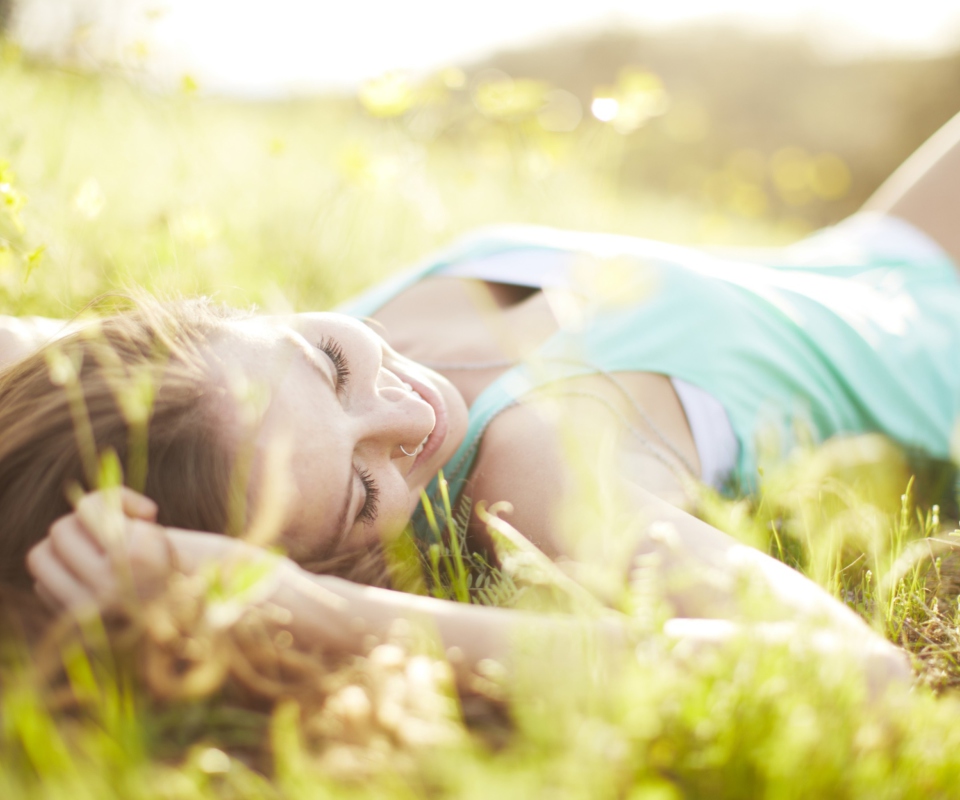 Das Happy Girl Lying In Grass In Sunlight Wallpaper 960x800