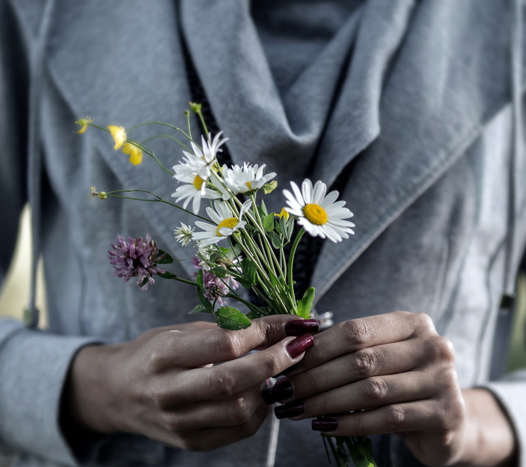 Das Pretty Little Field Bouquet In Hands Wallpaper 1080x960