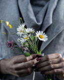 Fondo de pantalla Pretty Little Field Bouquet In Hands 128x160