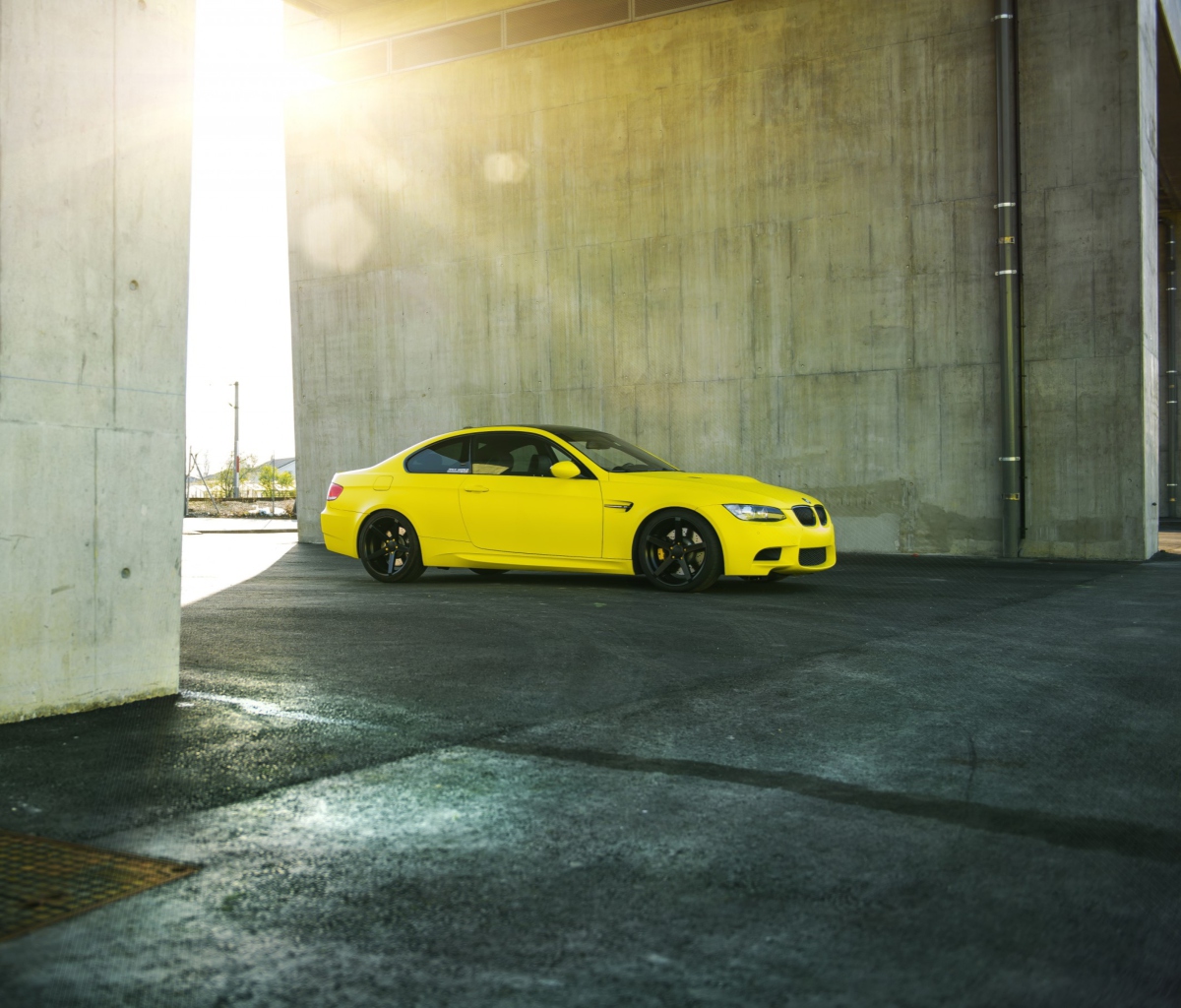Fondo de pantalla Yellow BMW 1200x1024