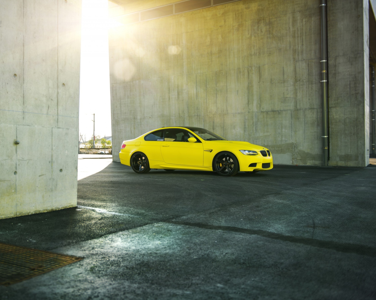 Fondo de pantalla Yellow BMW 1280x1024